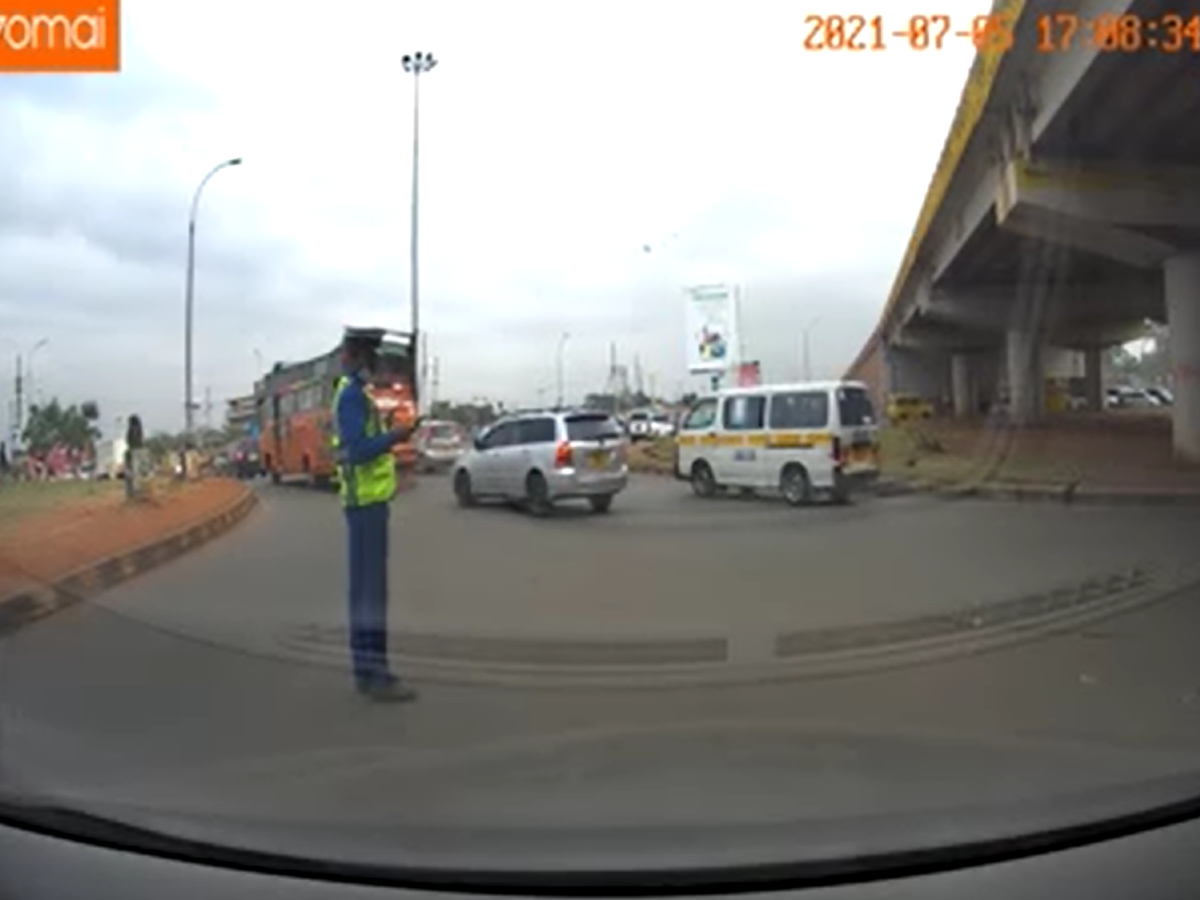 Watch: Cop gets phone snatched by thieves